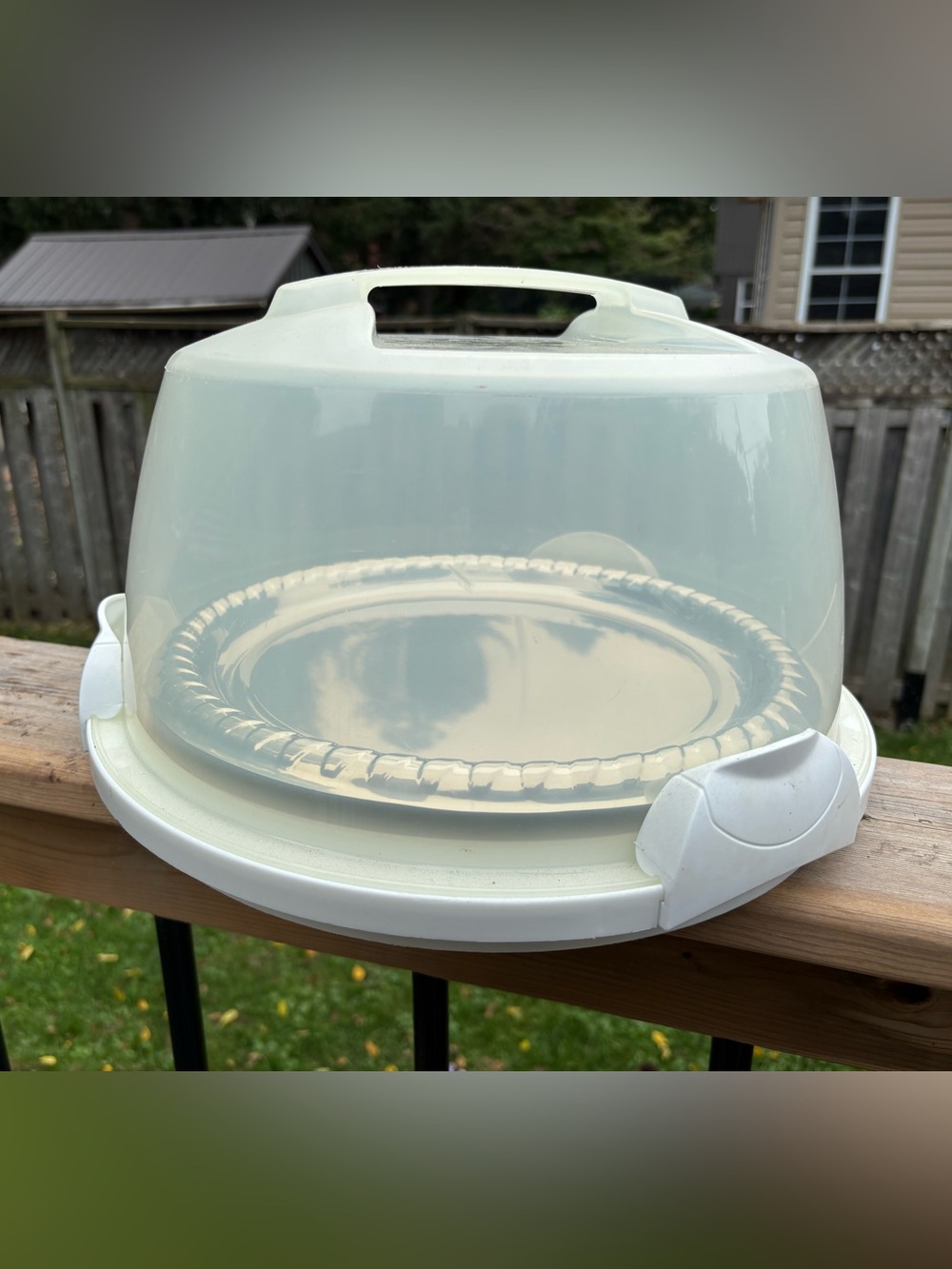 Wilton Round Cake Carrier with Handle and Latches